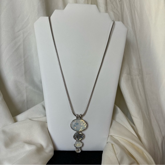 “Touchstone” Elegant Rodium Pendant Necklace with Swarovski crystals - Picture 4 of 8